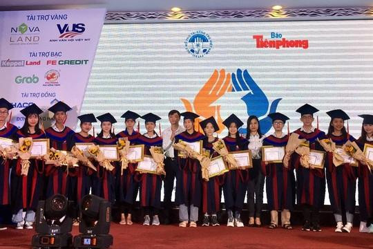 Ban Tổ chức trao giải "Nâng bước thủ khoa" cho các tân sinh viên là thủ khoa và sinh viên có thành tích xuất sắc đầu vào các trường đại học trên cả nước, có hoàn cảnh khó khăn. Ban Tổ chức trao giải "Nâng bước thủ khoa" cho các tân sinh viên là thủ khoa và sinh viên có thành tích xuất sắc đầu vào các trường đại học trên cả nước, có hoàn cảnh khó khăn.