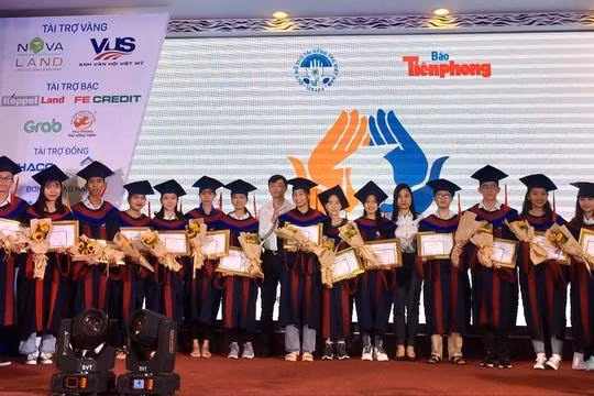 Ban Tổ chức trao giải "Nâng bước thủ khoa" cho các tân sinh viên là thủ khoa và sinh viên có thành tích xuất sắc đầu vào các trường đại học trên cả nước, có hoàn cảnh khó khăn.
