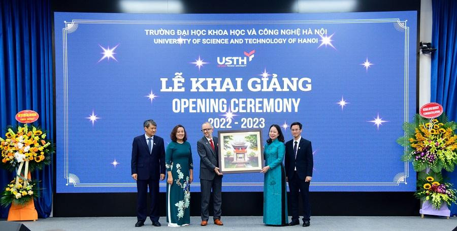 Phó Chủ tịch nước Võ Thị Ánh Xuân (người thứ 2 từ phải qua) trao quà tặng các thầy cô Trường Đại học Việt - Pháp