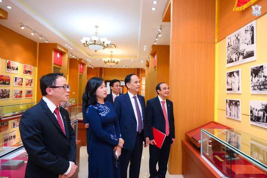 Quyền Bộ trưởng Bộ Y tế Đào Hồng Lan (thứ hai từ trái qua) thăm phòng truyền thống của nhà trường. Ảnh Hữu Linh