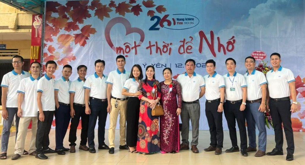 Vẫn luôn là các cô cậu học trò bên thầy cô Vẫn luôn là các cô cậu học trò bên thầy cô