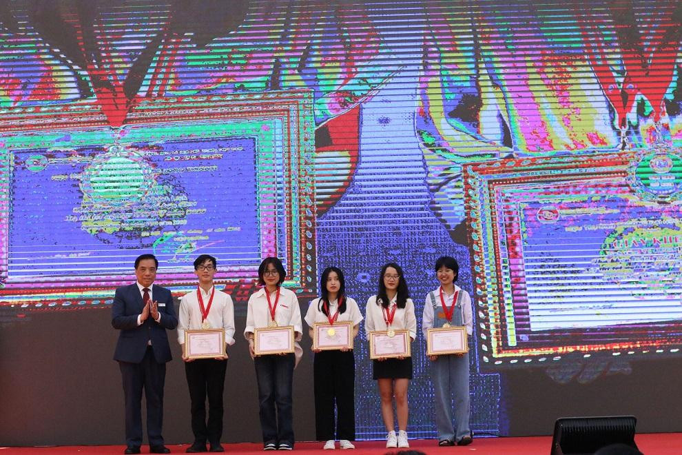 5 Thủ khoa toàn quốc các tổ hợp trong kỳ thi tốt nghiệp THPT năm 2022 đã lựa chọn Trường ĐH Ngoại thương là bến đỗ. Ảnh: Thanh Hùng 5 Thủ khoa toàn quốc các tổ hợp trong kỳ thi tốt nghiệp THPT năm 2022 đã lựa chọn Trường ĐH Ngoại thương là bến đỗ. Ảnh: Thanh Hùng