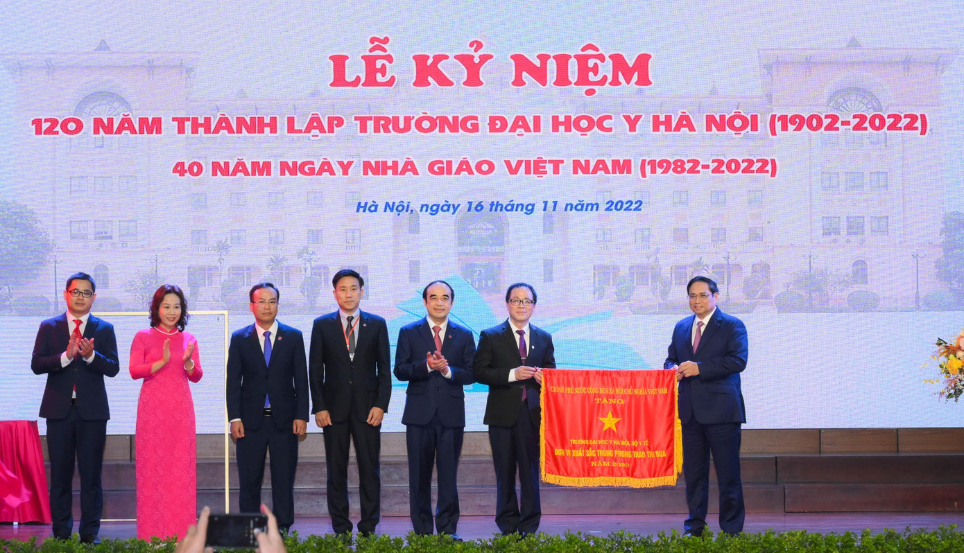 Thủ tướng Phạm Minh Chính trao Cờ thi đua của Chính phủ tặng Trường ĐH Y Hà Nội