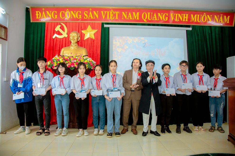 Với truyền thống uống nước nhớ nguồn, nhân dịp này, các cựu học sinh đã trao tặng nhà trường 2 điều hòa và 20 suất học bổng cho 20 học sinh có hoàn cảnh khó khăn và thành tích học tập xuất sắc trị giá 36 triệu đồng. Với truyền thống uống nước nhớ nguồn, nhân dịp này, các cựu học sinh đã trao tặng nhà trường 2 điều hòa và 20 suất học bổng cho 20 học sinh có hoàn cảnh khó khăn và thành tích học tập xuất sắc trị giá 36 triệu đồng.