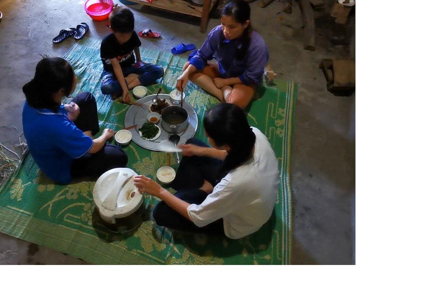 Bữa ăn đơn giản trong căn nhà được ở nhờ nhưng luôn ấm áp của bốn mẹ con Thu. Ảnh:TV