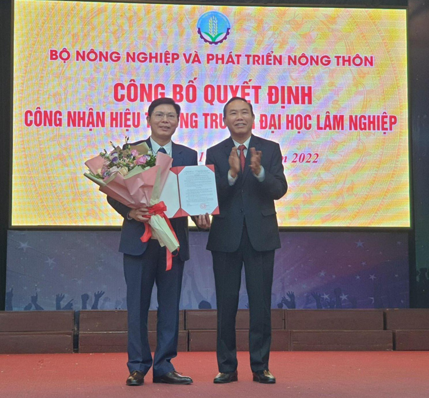 GS. TS Phạm Văn Điển (bên trái), chính thức là tân Hiệu trưởng Trường Đại học Lâm nghiệp GS. TS Phạm Văn Điển (bên trái), chính thức là tân Hiệu trưởng Trường Đại học Lâm nghiệp