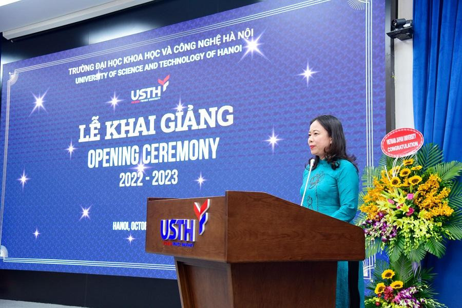 Phó chủ tịch nước Võ Thị Ánh Xuân phát biểu và dặn dò các tân sinh viên nhân dịp khai giảng năm học mới 2022 - 2023