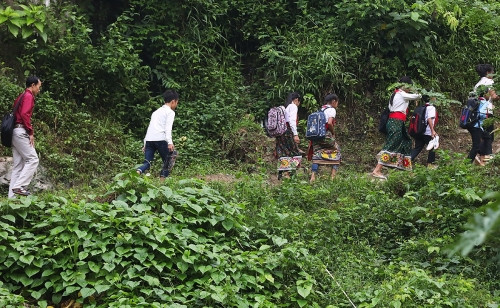 Cuộc sống của học sinh ở 'ốc đảo' ven hồ thủy điện Bản Vẽ ảnh 9