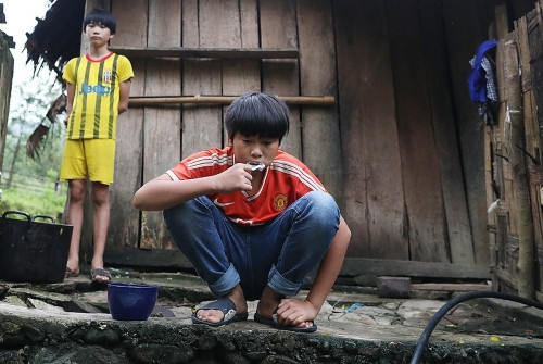 Cuộc sống của học sinh ở 'ốc đảo' ven hồ thủy điện Bản Vẽ ảnh 4