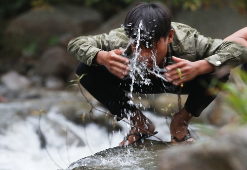 Cuộc sống của học sinh ở 'ốc đảo' ven hồ thủy điện Bản Vẽ ảnh 8