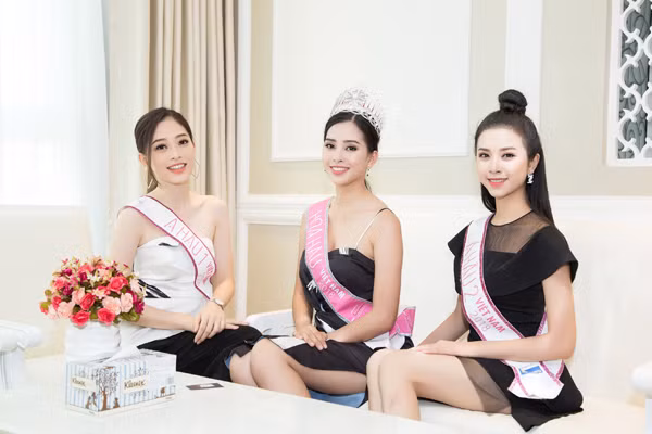 Khoảnh khắc đẹp của top 3 HHVN 2018 trước khi rời 'ngôi nhà chung' ảnh 4