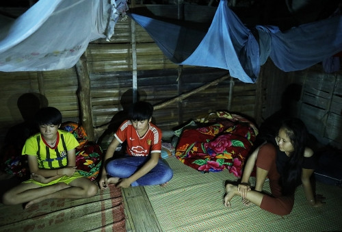 Cuộc sống của học sinh ở 'ốc đảo' ven hồ thủy điện Bản Vẽ ảnh 3