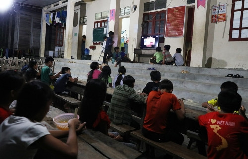 Cuộc sống của học sinh ở 'ốc đảo' ven hồ thủy điện Bản Vẽ ảnh 12