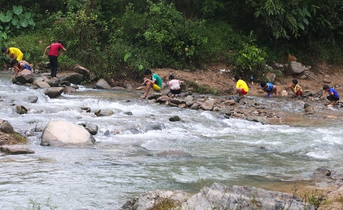 Cuộc sống của học sinh ở 'ốc đảo' ven hồ thủy điện Bản Vẽ ảnh 7