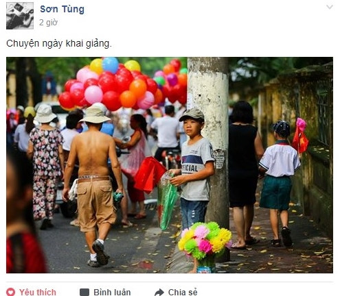 Xúc động bức ảnh 3 em nhỏ bán vé số bám hàng rào xem lễ khai giảng ảnh 1