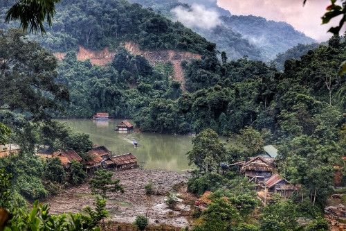 Cuộc sống của học sinh ở 'ốc đảo' ven hồ thủy điện Bản Vẽ ảnh 1