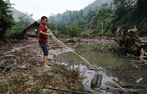 Cuộc sống của học sinh ở 'ốc đảo' ven hồ thủy điện Bản Vẽ ảnh 11