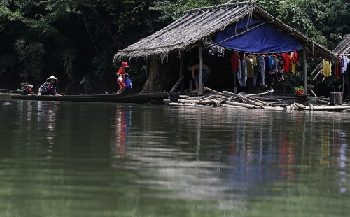 Cuộc sống của học sinh ở 'ốc đảo' ven hồ thủy điện Bản Vẽ ảnh 2
