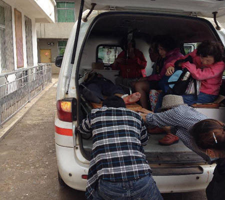 Một người bị thương được đưa lên xe cứu thương 