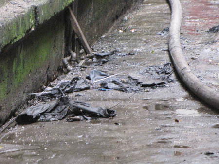 Quần áo cháy rơi xuống ngõ