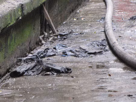 Quần áo cháy rơi xuống ngõ