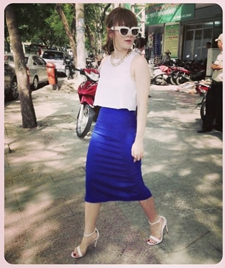 Không chỉ mình Hồ Ngọc Hà, mà ca sĩ Yến Nhi cũng thường xuyên chọn những chiếc chân váy bút chì để kết hợp cùng áo croptop đang làm mưa làm gió trong thời gian qua