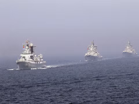 Tàu hộ vê tên lửa Trung Quốc trong vùng nước Senkaky