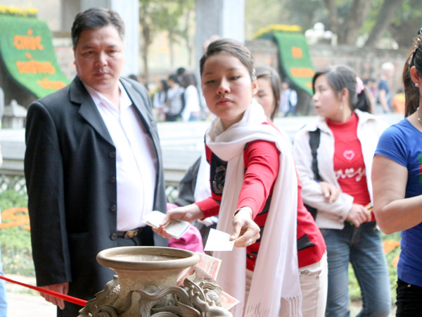 Tranh nhau nhét tiền vào các bức tượng