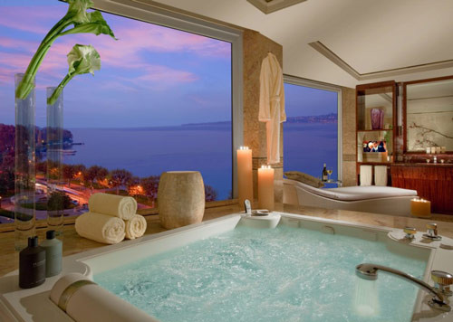 Tầm view của mỗi phòng đều nhìn ra hồ Geneva và dãy núi Alps 