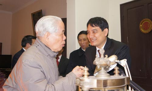 Bí thư thứ nhất T.Ư Đoàn Nguyễn Đắc Vinh lắng nghe những lời căn dặn của nguyên Tổng Bí thư Đỗ Mười. Ảnh: T.Đ. Bí thư thứ nhất T.Ư Đoàn Nguyễn Đắc Vinh lắng nghe những lời căn dặn của nguyên Tổng Bí thư Đỗ Mười. Ảnh: T.Đ