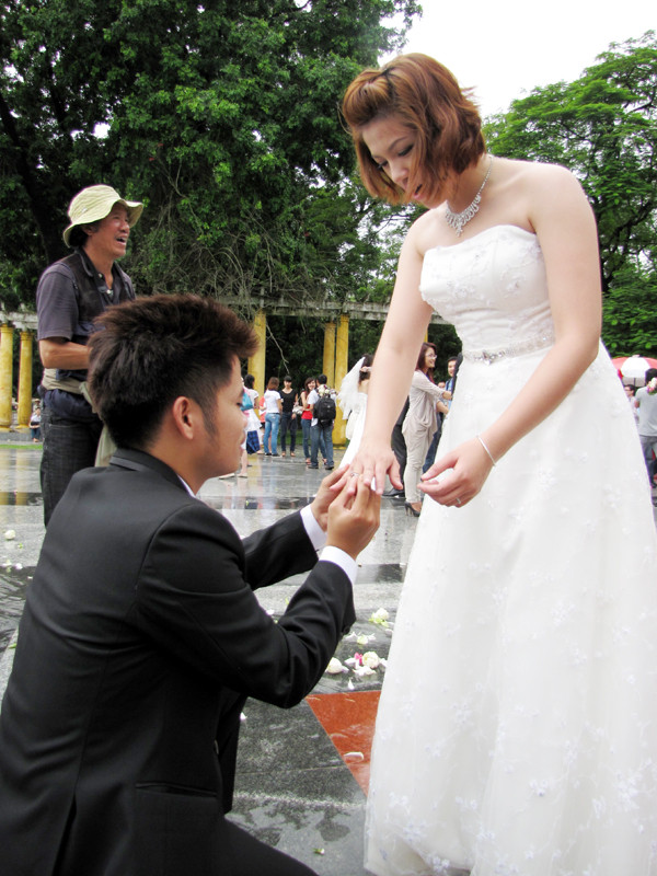 Nhiều chàng trai lựa chọn dịp hiếm có này để trao nhẫn đính hôn cho cô dâu