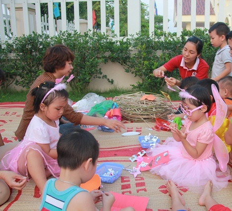 Dưới sự hướng dẫn của chú Cuội, bé bị hút vào gian hàng “Cùng làm đèn trung thu với Cuội”. Tại đây, bé được phát huy khả năng sáng tạo qua việc làm đèn lồng, đèn ngôi sao, đèn kéo quân… 