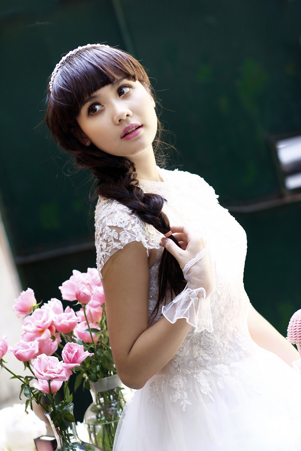 Hiền Thục Hoa hậu Ngọc Hân. "Nữ hoàng nội y" Ngọc Trinh Ca sĩ Phương Linh Hot girl Chi Pu Trúc Diễm Yến Trang Hot girl Kelly "Công chúa bong bóng" Bảo Thy Elly Trần Kim Hiền Trương Ngọc Ánh Hot girl Midu Dương Yến Ngọc Hồ Ngọc Hà Siêu mẫu Trang Trần Hot girl Huyền Lizze Jenifer Phạm "Bà mẹ nhí" Phương Trinh. Bảo Trân