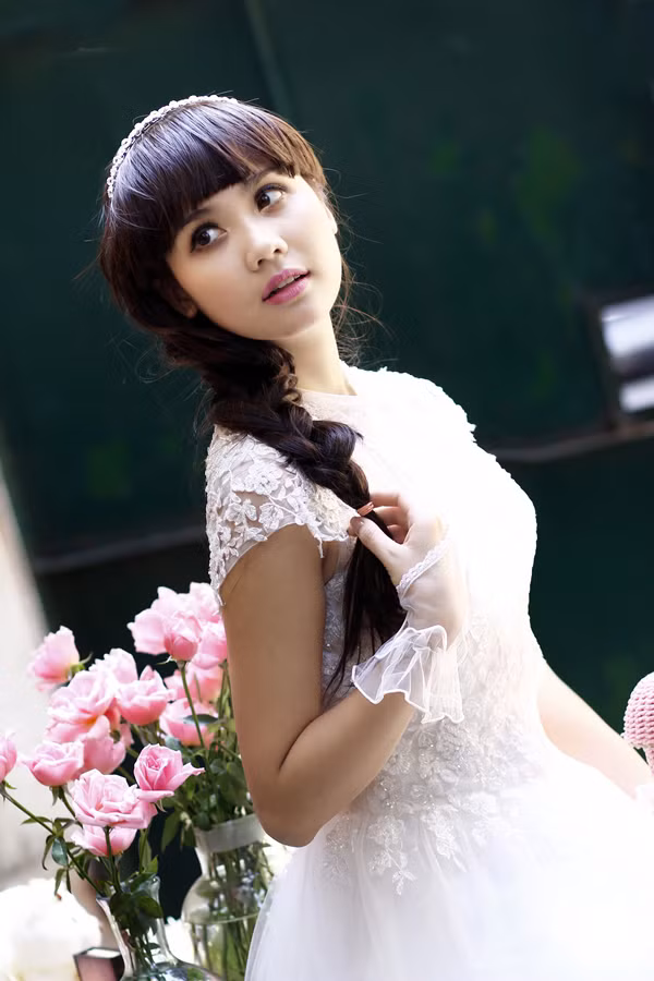 Hiền Thục Hoa hậu Ngọc Hân. "Nữ hoàng nội y" Ngọc Trinh Ca sĩ Phương Linh Hot girl Chi Pu Trúc Diễm Yến Trang Hot girl Kelly "Công chúa bong bóng" Bảo Thy Elly Trần Kim Hiền Trương Ngọc Ánh Hot girl Midu Dương Yến Ngọc Hồ Ngọc Hà Siêu mẫu Trang Trần Hot girl Huyền Lizze Jenifer Phạm "Bà mẹ nhí" Phương Trinh. Bảo Trân