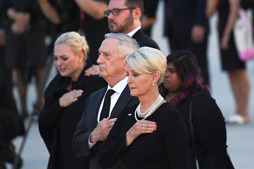 Chuyến bay cuối cùng đưa linh cữu John McCain đến Washington ảnh 1