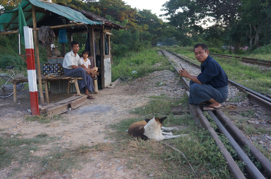 Một cửa hàng nhỏ bên đường tàu