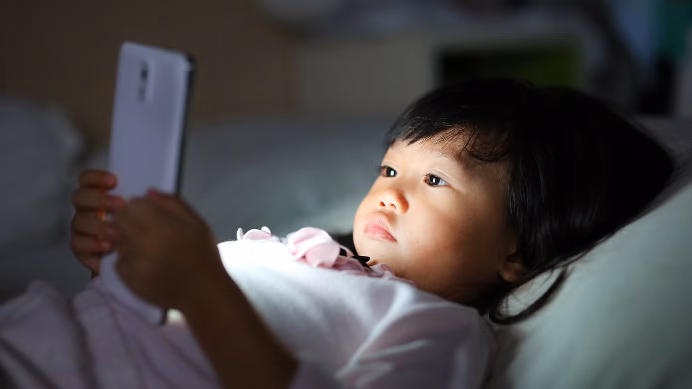 Việc lạm dụng điện thoại, đặc biệt ở trẻ em, đang trở thành một vấn đề đáng báo động.
