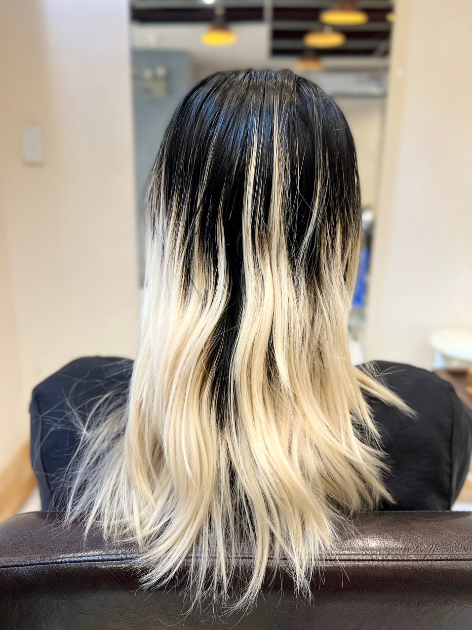 Người có mái tóc sẫm màu muốn nhuộm tóc sáng cần sử dụng hydro peroxide để loại bỏ sắc tố (melanin) trên tóc, quá trình này thường gây hư tổn cho tóc và cần thời gian nghỉ dưỡng lâu hơn.