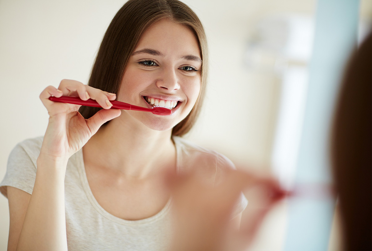 Nhiều người thắc mắc vì sao đánh răng thường xuyên vẫn ê buốt răng?