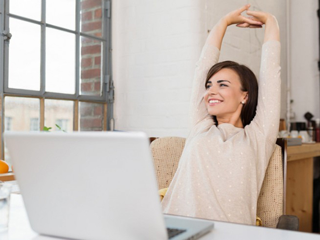 Việc ngồi làm việc đúng tư thế và vận động xen kẽ sẽ khiến giảm thiểu tình trạng đau cổ vai gáy ở dân văn phòng.