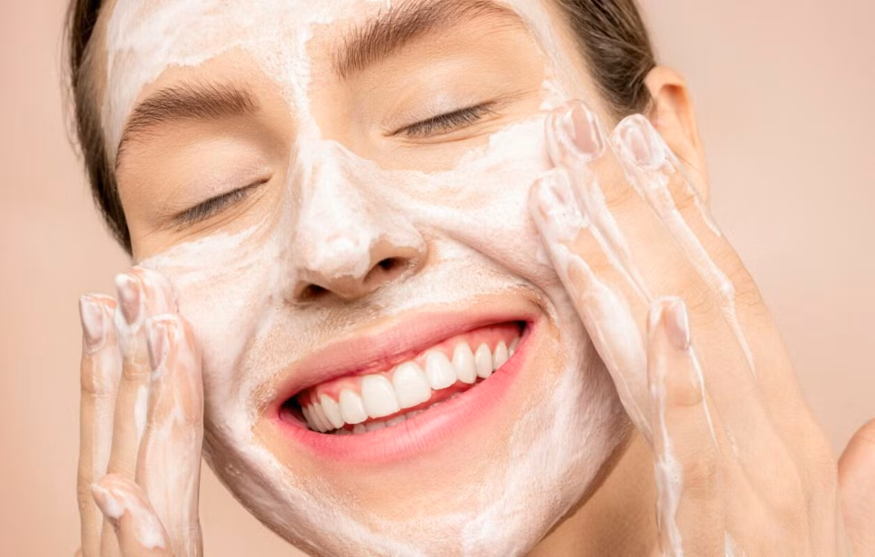 Rửa mặt quá nhiều lần trong ngày có thể là nguyên nhân khiến mụn mọc nhiều hơn. Rửa mặt quá nhiều lần trong ngày có thể là nguyên nhân khiến mụn mọc nhiều hơn.