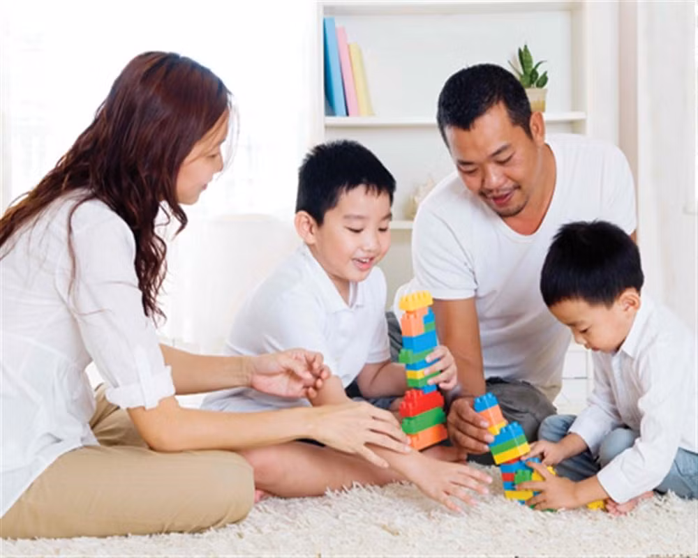 Chơi cùng con sẽ khiến trẻ không bị phụ thuộc vào điện thoại.