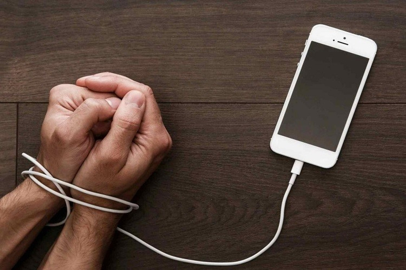 Nếu muốn trẻ cai điện thoại, trước hết bạn cũng phải "quên" điện thoại khi ở trước mặt trẻ. Nếu muốn trẻ cai điện thoại, trước hết bạn cũng phải "quên" điện thoại khi ở trước mặt trẻ.