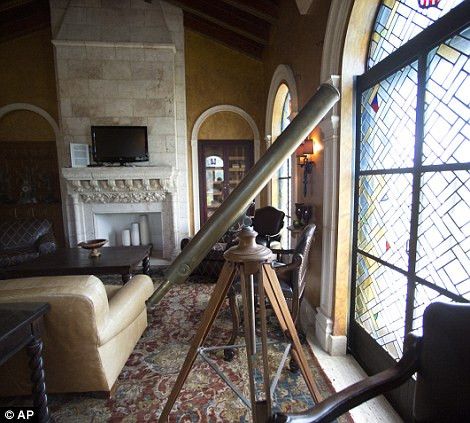 Những ống kính có thể quan sát bầu trời. Ảnh: AP