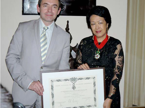 Đại sứ quán Pháp trao huân chương cho bà Tôn Nữ Thị Ninh