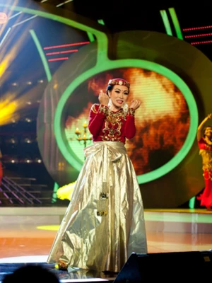 Ca sĩ Phương Thanh thì bốc thăm trúng ca sĩ Alisha của Ấn Độ với ca khúc 'Made in India'. 'Chị Chanh' xuất hiện trên sân khấu với rất nhiều vòng vàng trong bộ trang phục rực rỡ. Tuy nhiên, màn biểu diễn của Phương Thanh bị đánh giá là chưa 'đã', chưa khiến người xem cảm nhận được chất Ấn Độ mà mới mấp mé ở... Indonesia hay Bangladesh