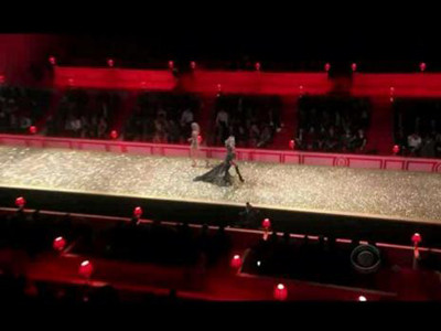 Ông bầu không quên tiết lộ đẳng cấp của sân khấu bên trong