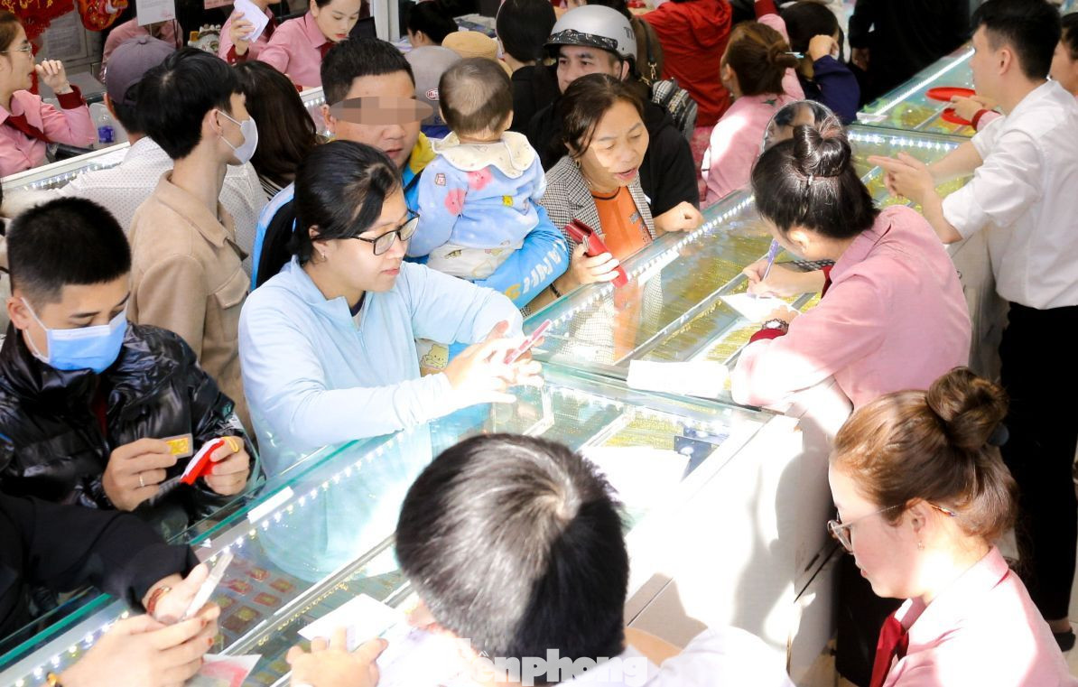 Nhiều người coi vàng như là kênh đầu tư chủ yếu trong bối cảnh hiện nay (ảnh minh họa). Nhiều người coi vàng như là kênh đầu tư chủ yếu trong bối cảnh hiện nay (ảnh minh họa).