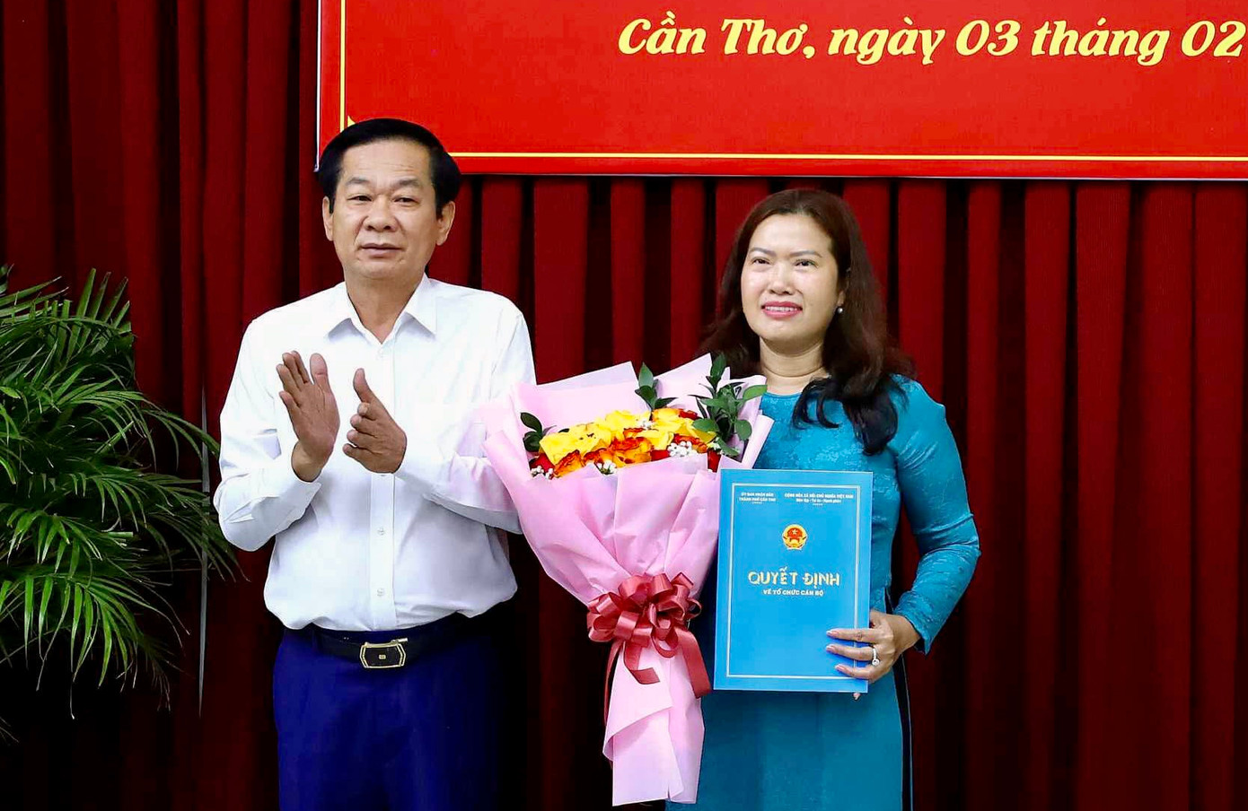 Bí thư Thành ủy Cần Thơ Đỗ Thanh Bình trao quyết định cho bà Nguyễn Thị Ngọc Điệp. Bí thư Thành ủy Cần Thơ Đỗ Thanh Bình trao quyết định cho bà Nguyễn Thị Ngọc Điệp.