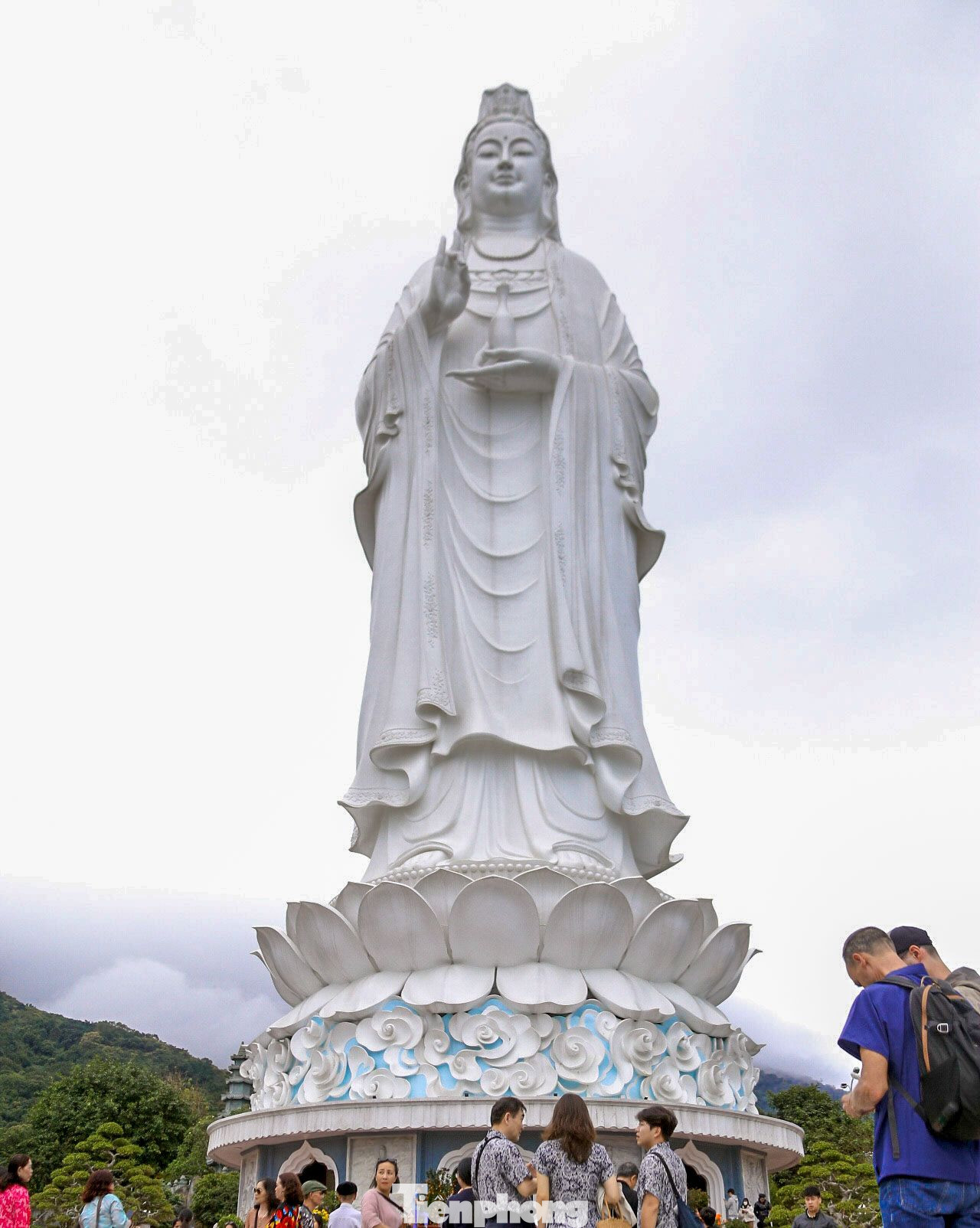 Tọa lạc trên bán đảo Sơn Trà, với vị trí tuyệt đẹp nhìn ra biển cả, chùa Linh Ứng Bãi Bụt không chỉ nổi bật với vẻ đẹp kiến trúc, mà còn là nơi mang đậm giá trị tâm linh và văn hóa.